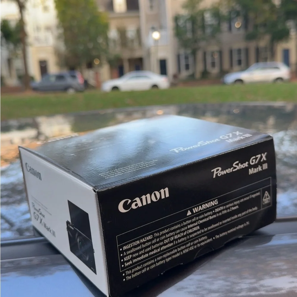 Canon PowerShot G7 X Mark III Box in White and Black